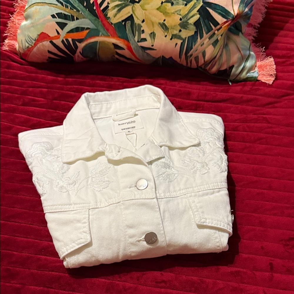 Kensie Vintage Luxe Cropped White Embroidered Floral Jean Jacket Size Small NWT